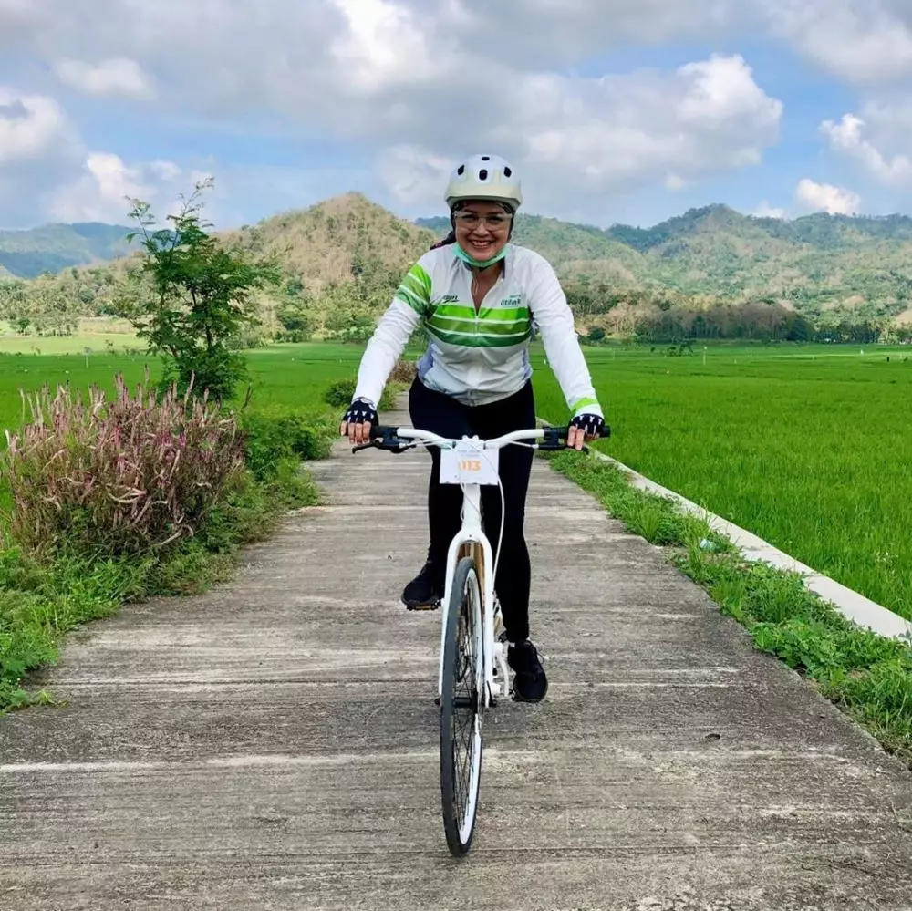 Ira Wibowo saat bersepeda ©Instagram Ira Wibowo saat bersepeda ©Instagram