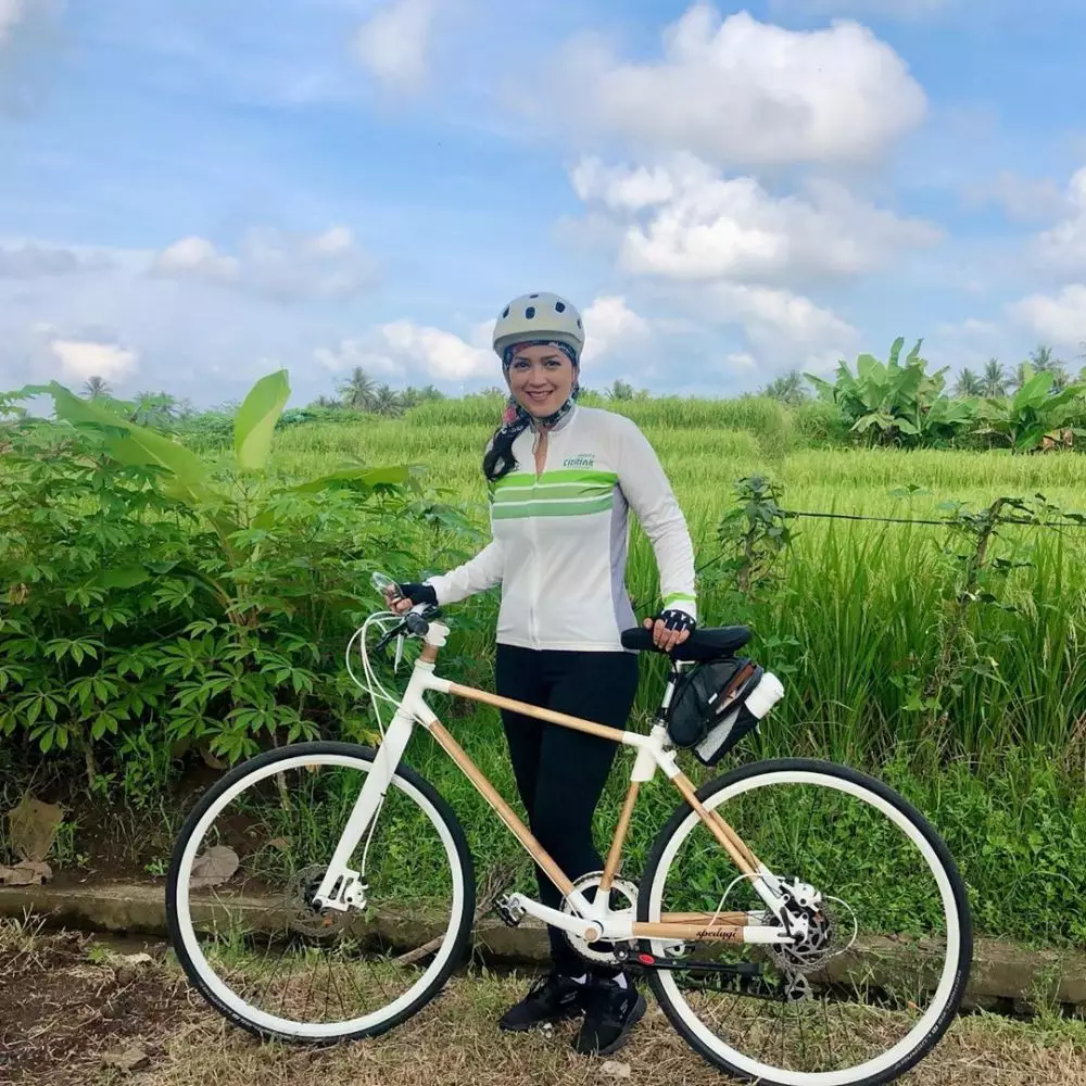 Ira Wibowo saat bersepeda ©Instagram Ira Wibowo saat bersepeda ©Instagram