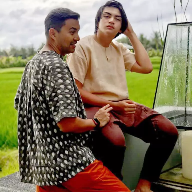 aktor 90-an dengan anaknya © 2020 brilio.net