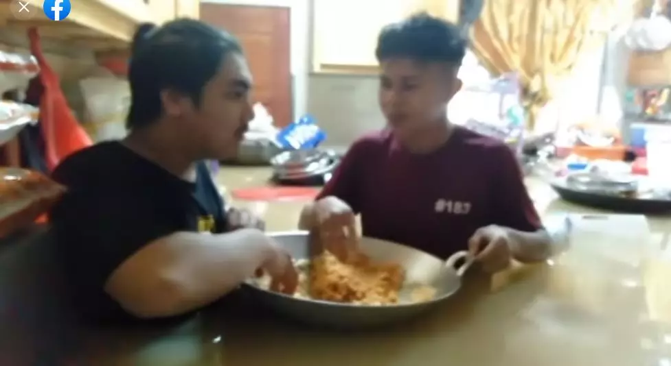 makan di tengah banjir Facebook