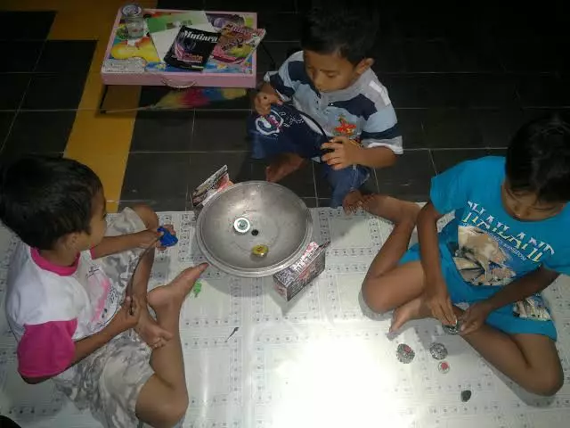 Mainan jadul anak 90an © berbagai sumber