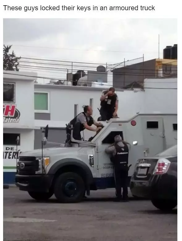 momen malu karena ceroboh Berbagai sumber