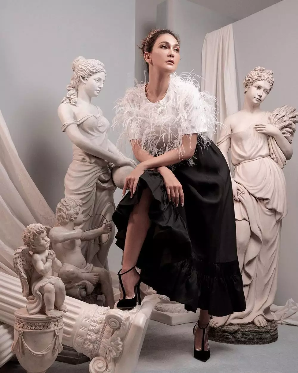 pemotretan Luna Maya bertema Dewi Yunani © Instagram