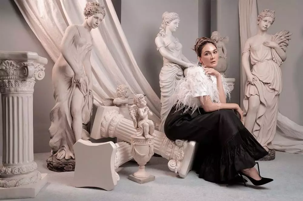 pemotretan Luna Maya bertema Dewi Yunani © Instagram