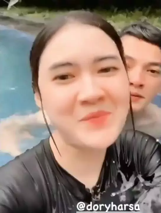 Nella Dorry renang © Instagram Nella Dorry renang © Instagram