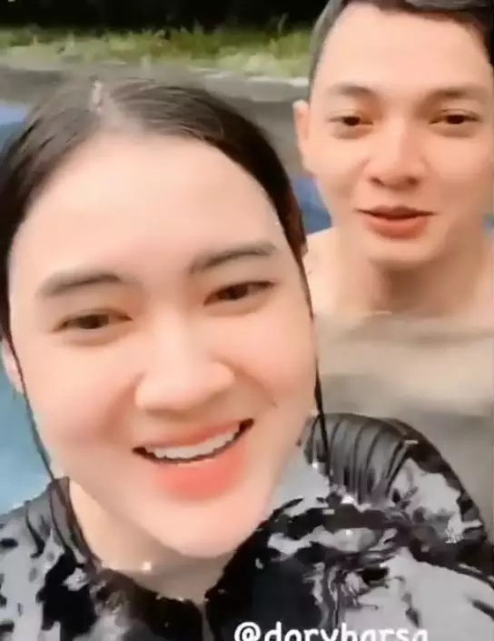 Nella Dorry renang © Instagram Nella Dorry renang © Instagram