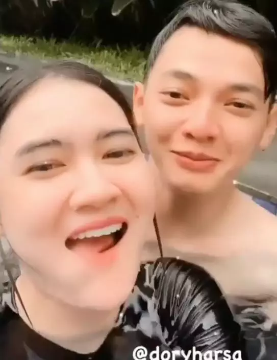 Nella Dorry renang © Instagram Nella Dorry renang © Instagram