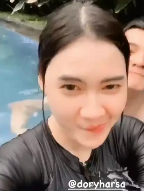 Nella Dorry renang © Instagram Nella Dorry renang © Instagram