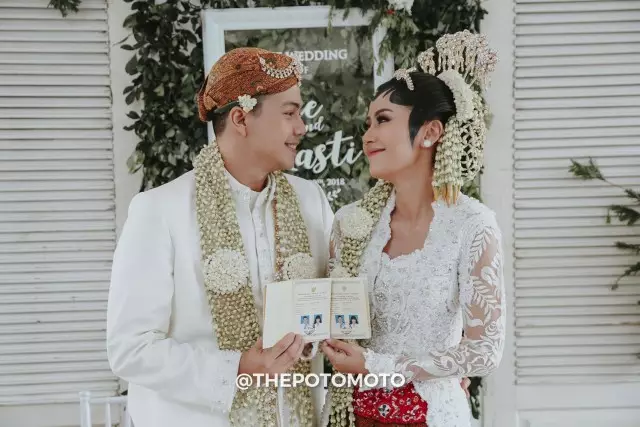 momen pernikahan penyanyi dengan adat jawa © berbagai sumber