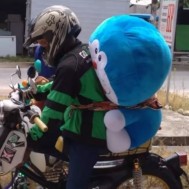 driver ojek online bawa mainan © 2020 brilio.net