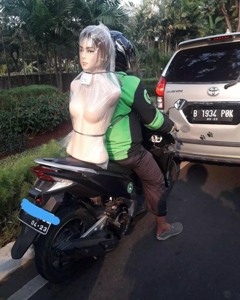 driver ojek online bawa mainan © 2020 brilio.net