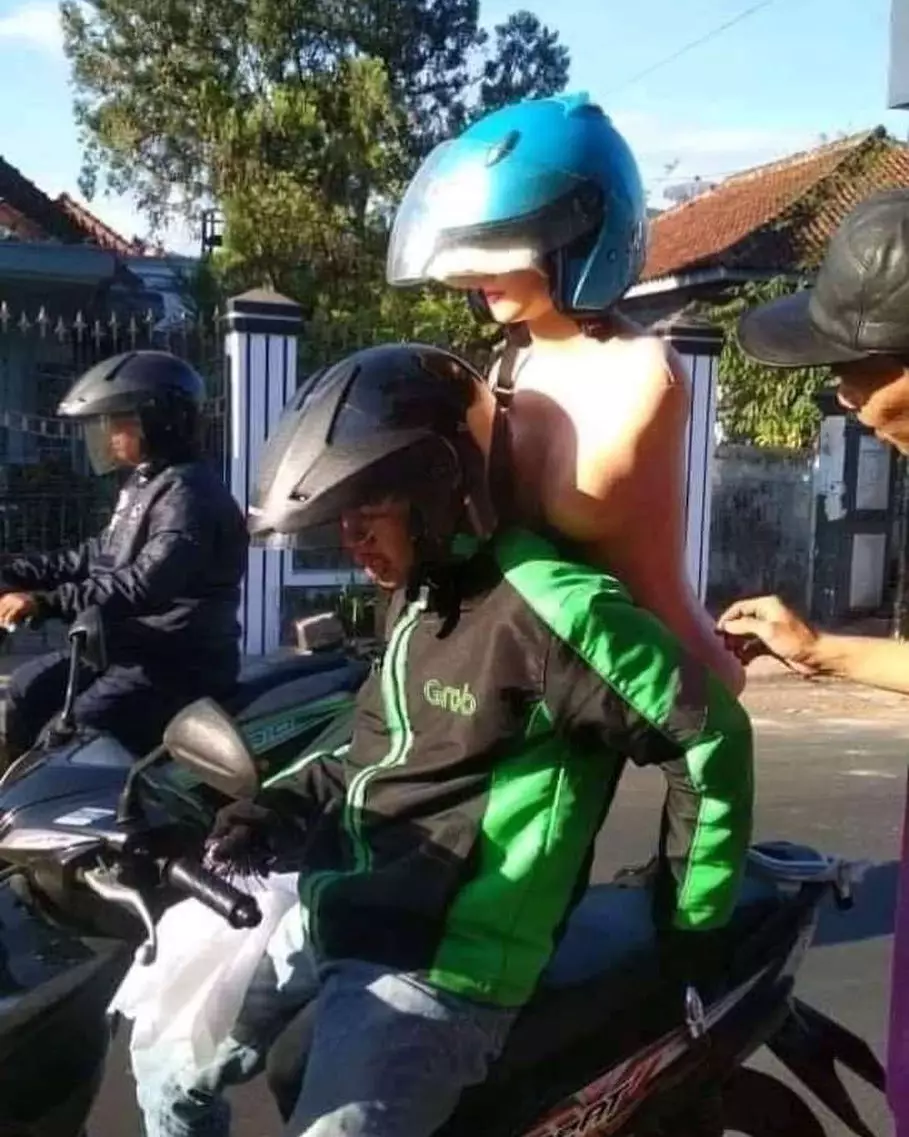 driver ojek online bawa mainan © 2020 brilio.net