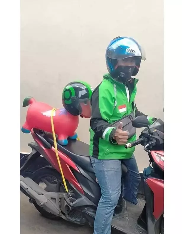 driver ojek online bawa mainan © 2020 brilio.net