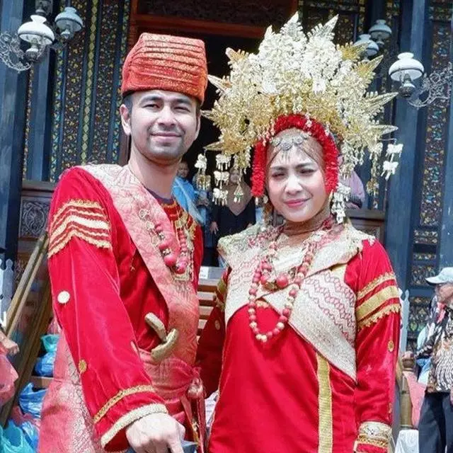 Nagita pakai baju adat   © 2020 brilio.net Nagita pakai baju adat   © 2020 brilio.net