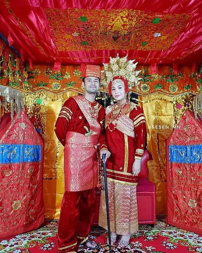 Nagita pakai baju adat   © 2020 brilio.net Nagita pakai baju adat   © 2020 brilio.net