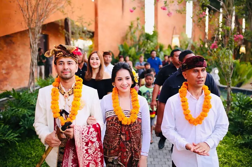 Nagita pakai baju adat   © 2020 brilio.net Nagita pakai baju adat   © 2020 brilio.net