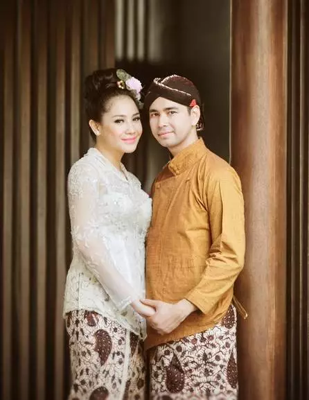 Nagita pakai baju adat   © 2020 brilio.net Nagita pakai baju adat   © 2020 brilio.net