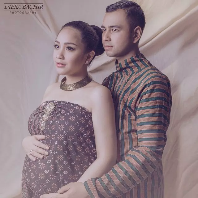 Nagita pakai baju adat   © 2020 brilio.net Nagita pakai baju adat   © 2020 brilio.net