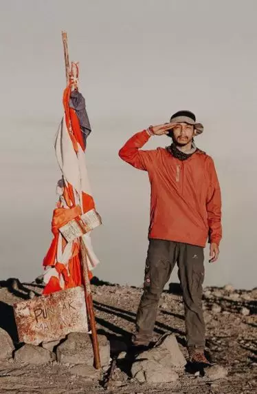 7 Aksi Fiersa Besari mendaki gunung istimewa