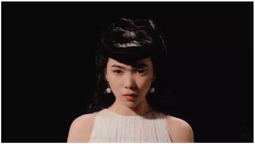 Potret Isyana bertema vintage © YouTube Potret Isyana bertema vintage © YouTube