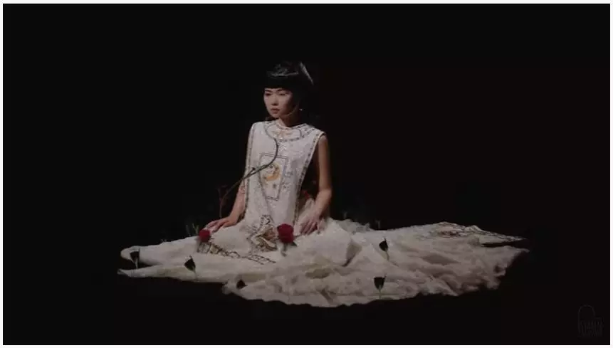 Potret Isyana bertema vintage © YouTube Potret Isyana bertema vintage © YouTube