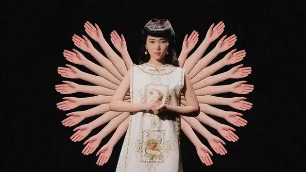 Potret Isyana bertema vintage © YouTube Potret Isyana bertema vintage © YouTube