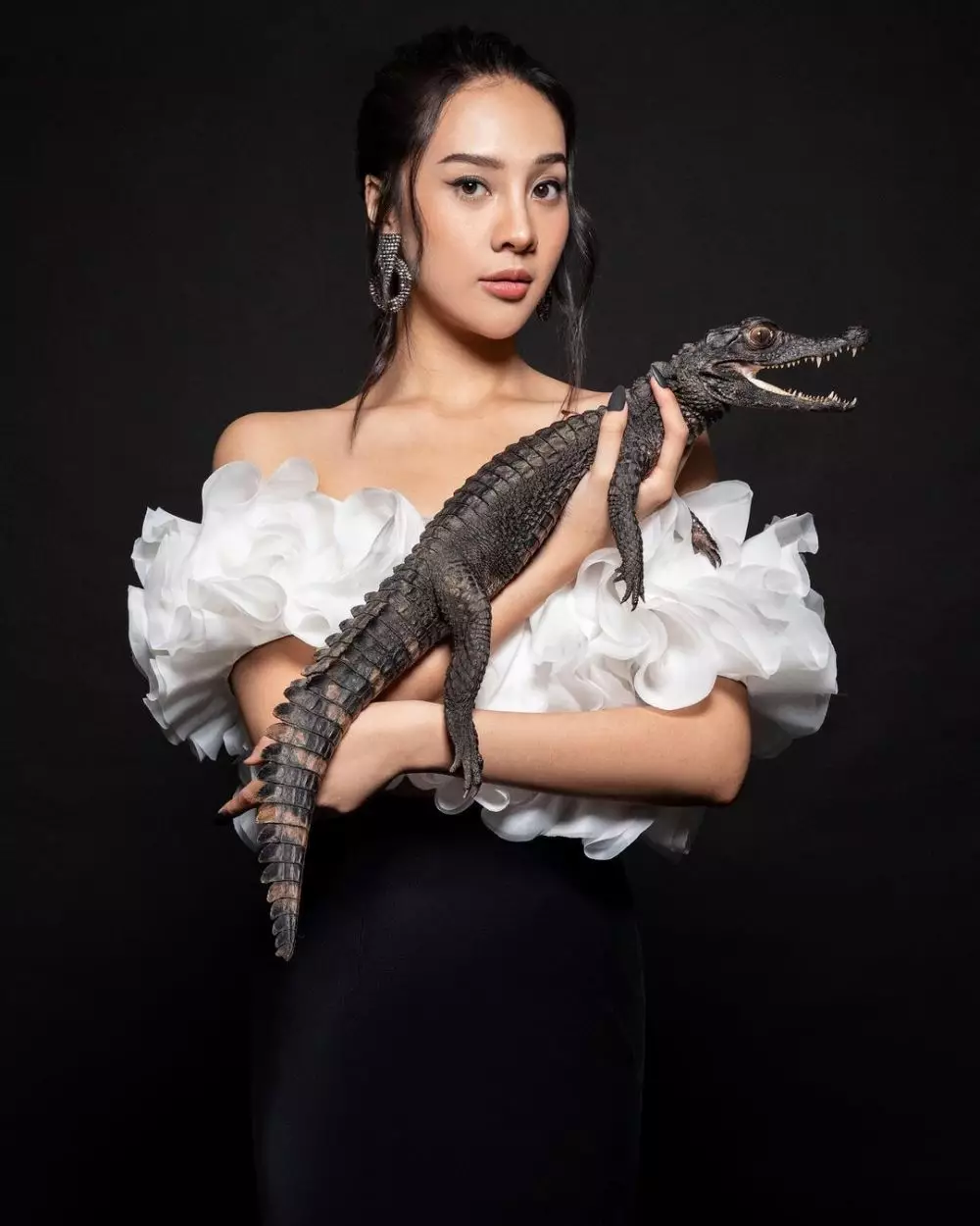 pemotretan anya dengan buaya © Instagram pemotretan anya dengan buaya © Instagram