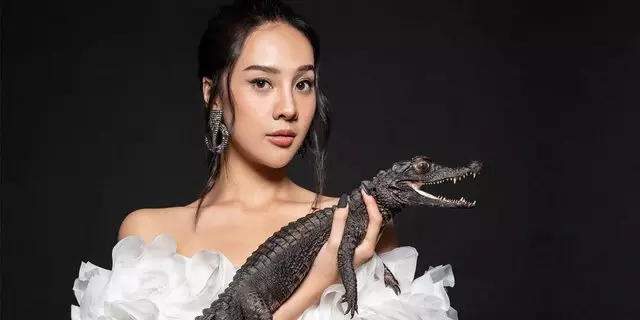 pemotretan anya dengan buaya © Instagram pemotretan anya dengan buaya © Instagram