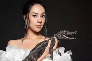 7 Gaya Anya Geraldine pemotretan dengan buaya, penuh aura berani