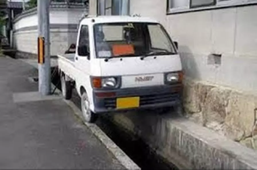 lokasi mobil parkir nyeleneh © Berbagai sumber