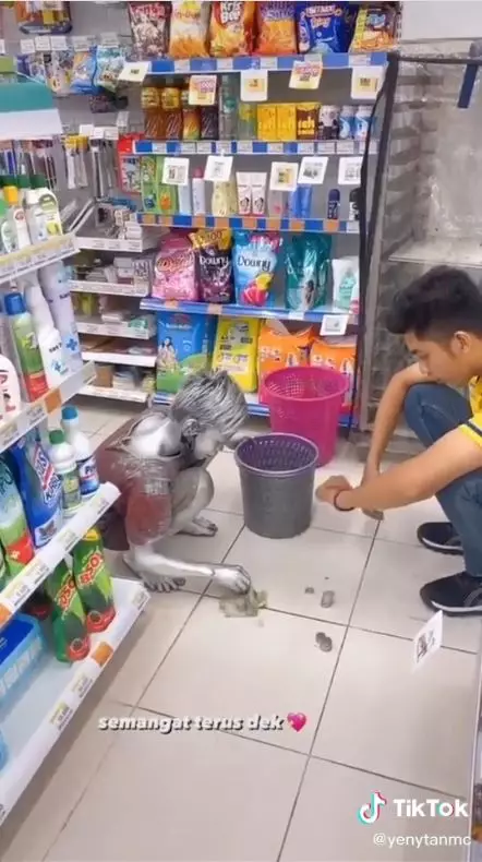 manusia silver beli mi untuk ibu © TikTok  manusia silver beli mi untuk ibu © TikTok