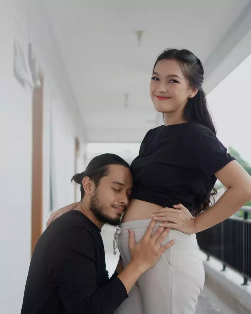 Ana Riana pamer perut buncit Instagram