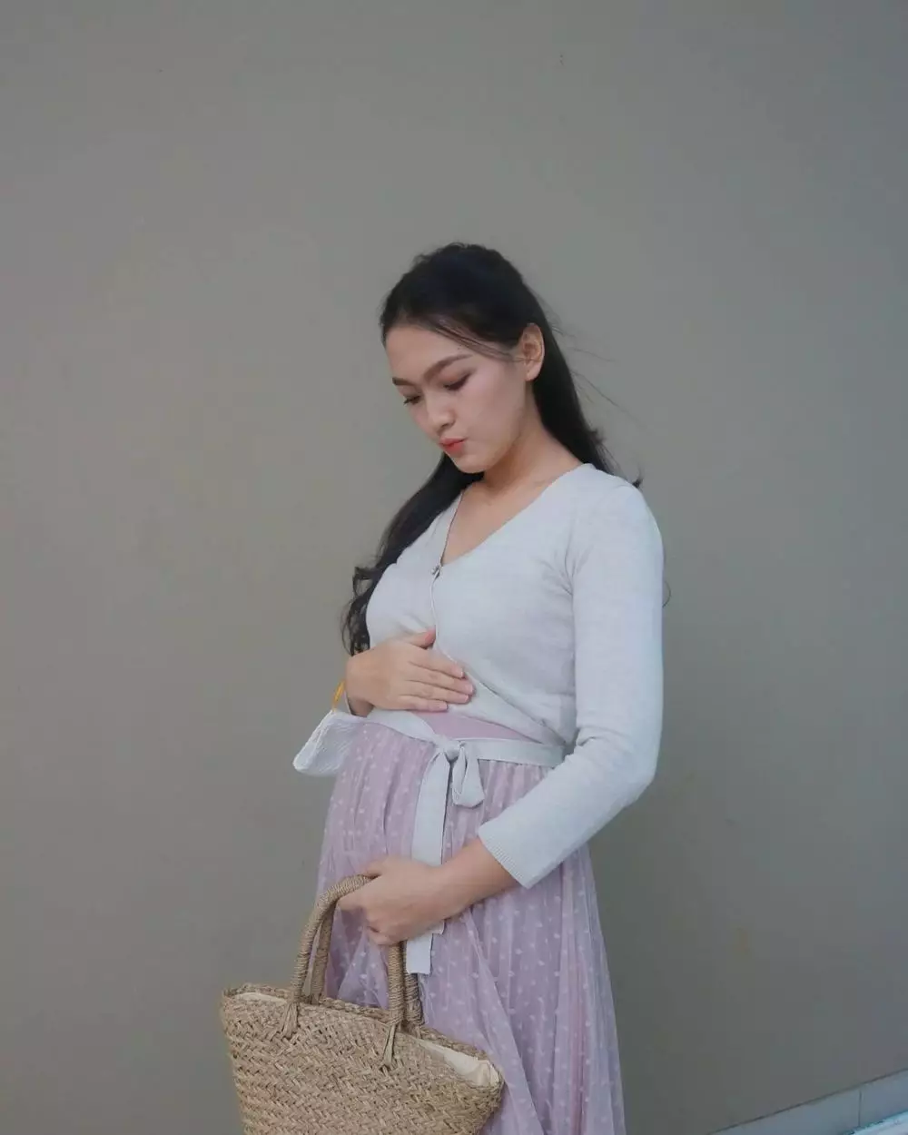 Ana Riana pamer perut buncit Instagram