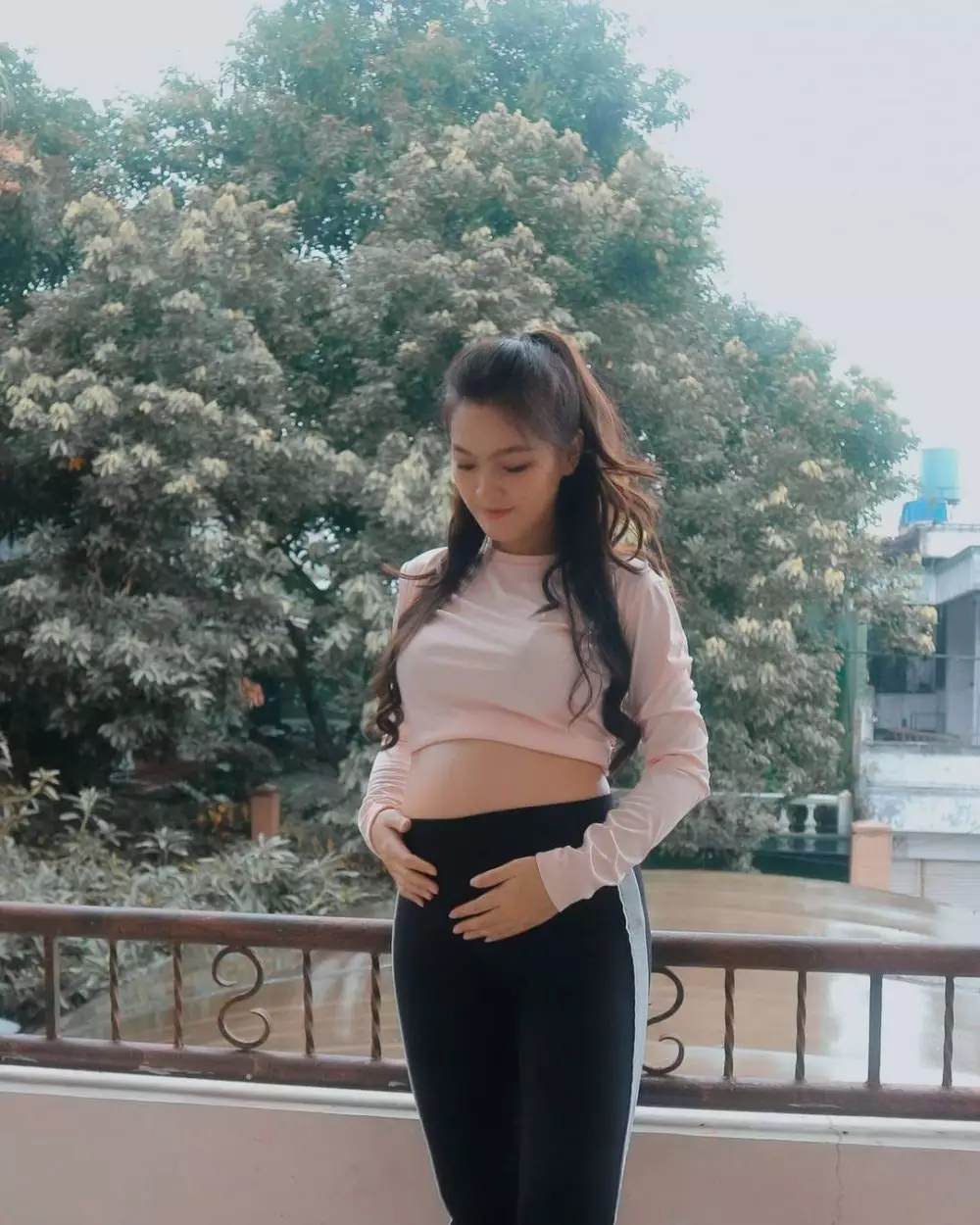 Ana Riana pamer perut buncit Instagram