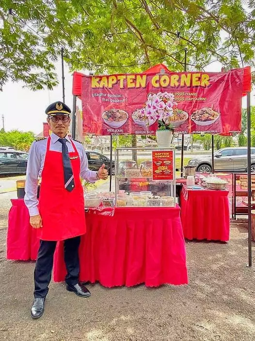 pilot jualan pakai seragam  © Facebook