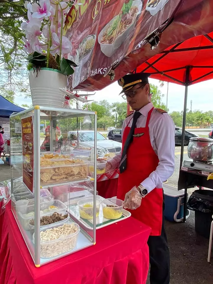 pilot jualan pakai seragam  © Facebook