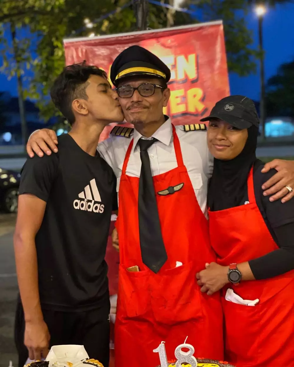 pilot jualan pakai seragam  © Facebook