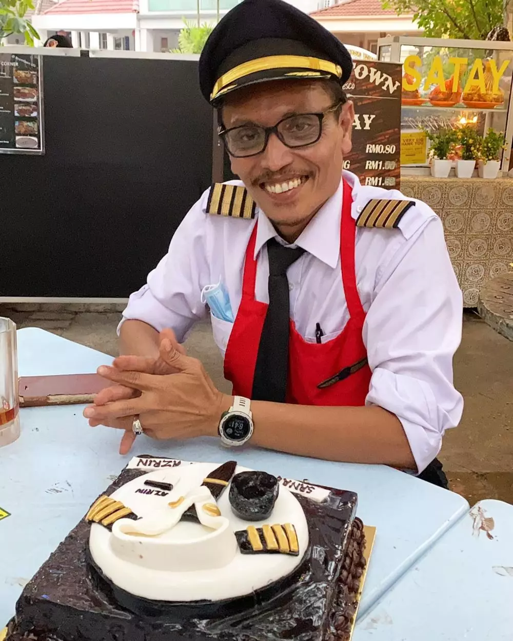 pilot jualan pakai seragam  © Facebook