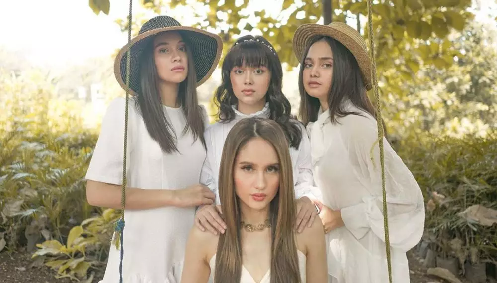 Gaya pemotretan Cinta Laura squad © Instagram Gaya pemotretan Cinta Laura squad © Instagram