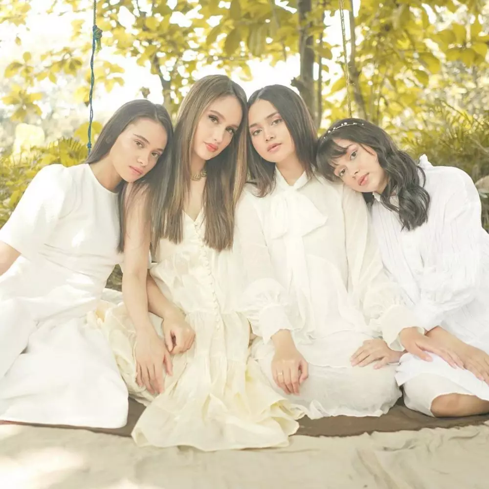 Gaya pemotretan Cinta Laura squad © Instagram Gaya pemotretan Cinta Laura squad © Instagram