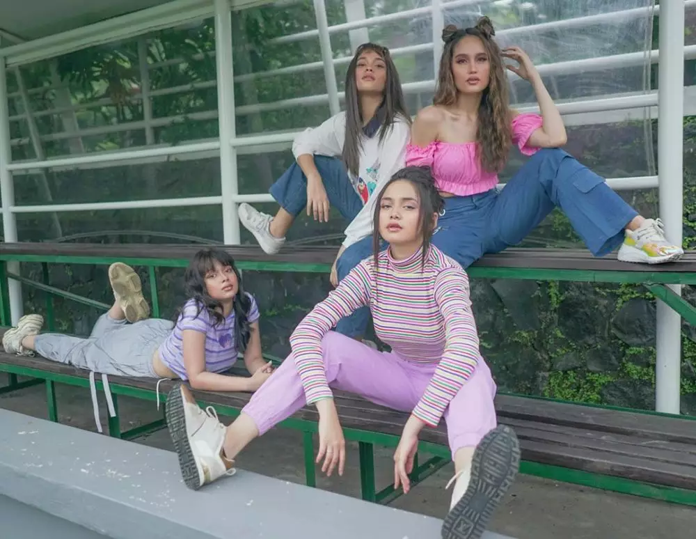 Gaya pemotretan Cinta Laura squad © Instagram Gaya pemotretan Cinta Laura squad © Instagram