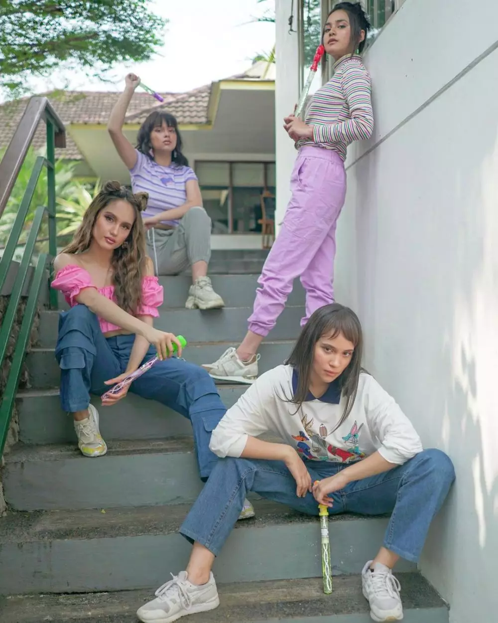 Gaya pemotretan Cinta Laura squad © Instagram Gaya pemotretan Cinta Laura squad © Instagram