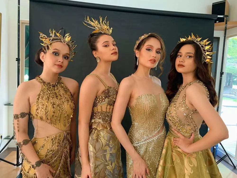 Gaya pemotretan Cinta Laura squad © Instagram Gaya pemotretan Cinta Laura squad © Instagram