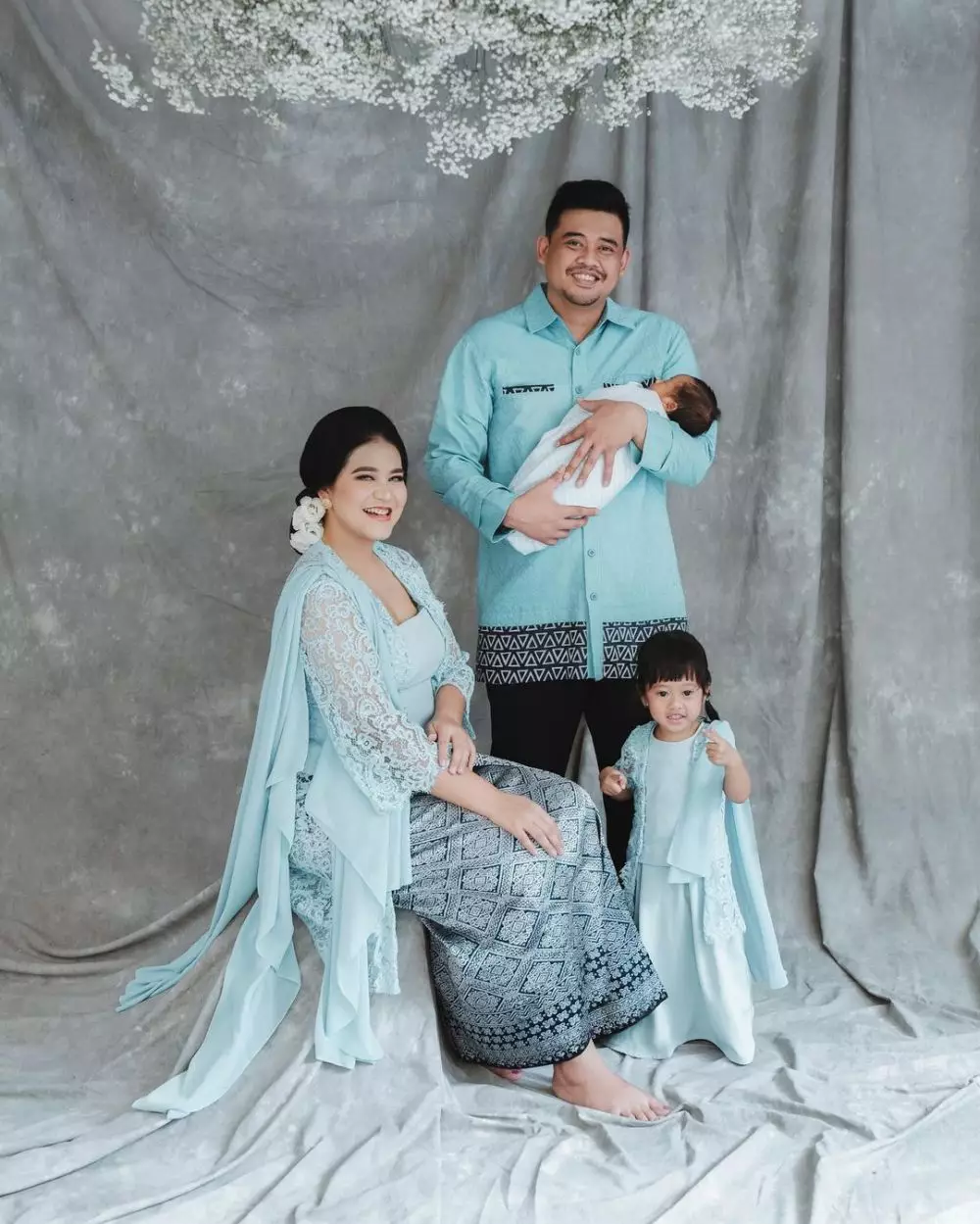 Gaya pemotretan keluarga Kahiyang Ayu © Instagram Gaya pemotretan keluarga Kahiyang Ayu © Instagram
