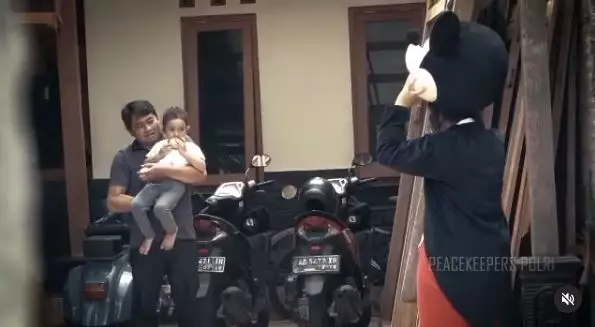 polisi jadi badut demi anak Berbagai sumber