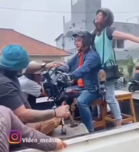 proses syuting naik motor Berbagai sumber