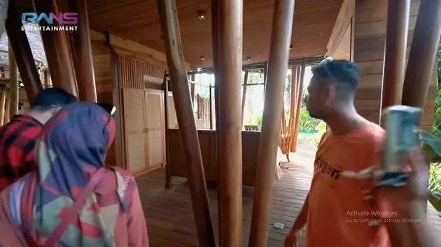 Potret rumah pohon Luna Maya di Sumba © 2020 brilio.net YouTube Potret rumah pohon Luna Maya di Sumba © 2020 brilio.net YouTube