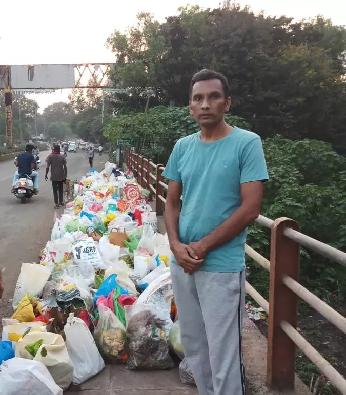 pria berdiri seharian di pinggir sungai © Twitter