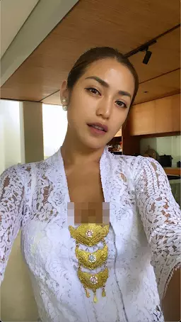 Prosesi melukat Jessica Iskandar ©Instagram