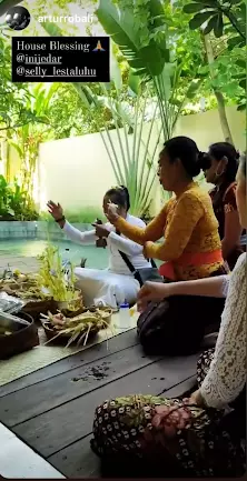 Prosesi melukat Jessica Iskandar ©Instagram